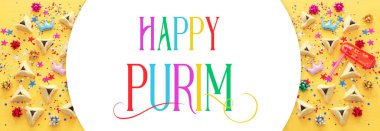 Sarı ahşap arka planda Purim bayramı konsepti (Yahudi karnaval tatili). Üst Manzara Düz Yat