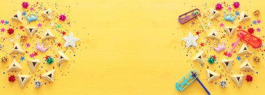 Sarı ahşap arka planda Purim bayramı konsepti (Yahudi karnaval tatili). Üst Manzara Düz Yat