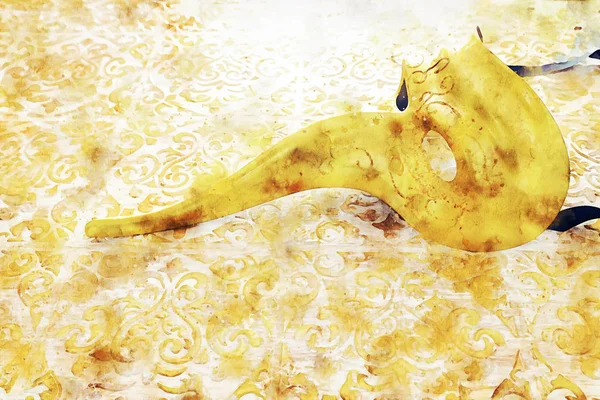 威尼斯面具的水彩画风格和抽象图像，金黄色背景上有长长的鼻孔 — 图库照片