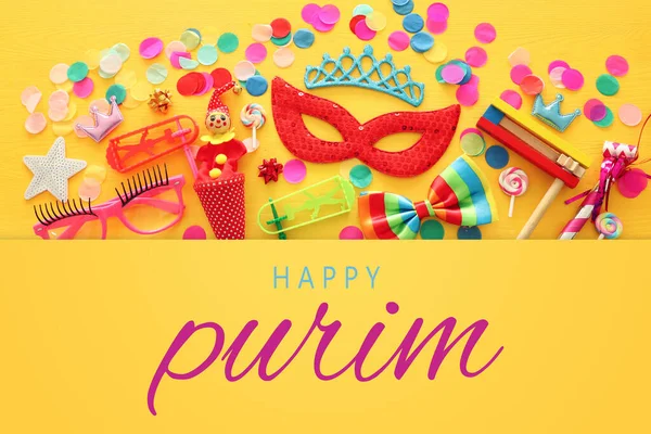 Purim ünneplés koncepció (zsidó karnevál ünnep) sárga fából készült háttér. Felülnézet, Lapos fektetés — Stock Fotó