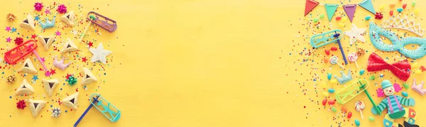 黄色の木製の背景に純粋なお祝いの概念(ユダヤのカーニバルの休日) 。トップビュー、フラットレイ — ストック写真
