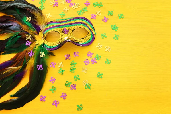 Vacanze immagine di mardi gras masquarade maschera veneziana su sfondo giallo. vista dall'alto — Foto Stock