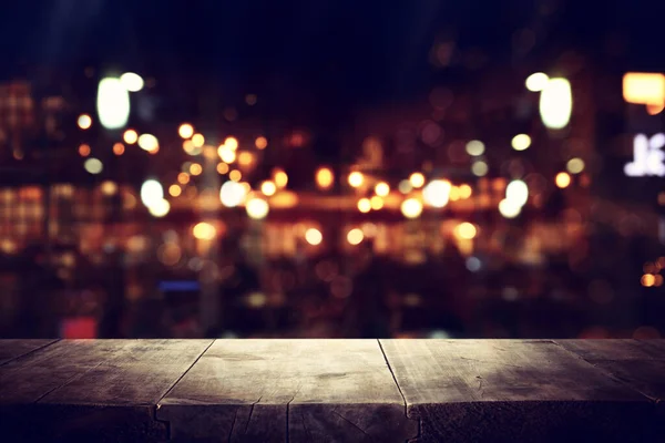 Tło Obraz drewnianego stołu przed ulicą abstrakcyjne rozmazane światła widok — Zdjęcie stockowe