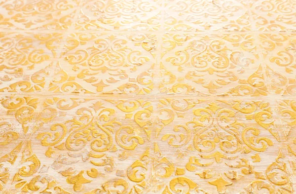 Çiçekli kabartma detaylarıyla kraliyet altın ahşap arka planı — Stok fotoğraf