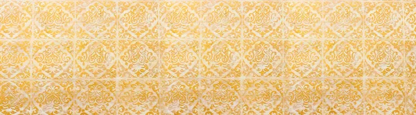 Tło królewskiego złota drewniane vintage tło z kwiatowymi szczegółami tłoczenia — Zdjęcie stockowe