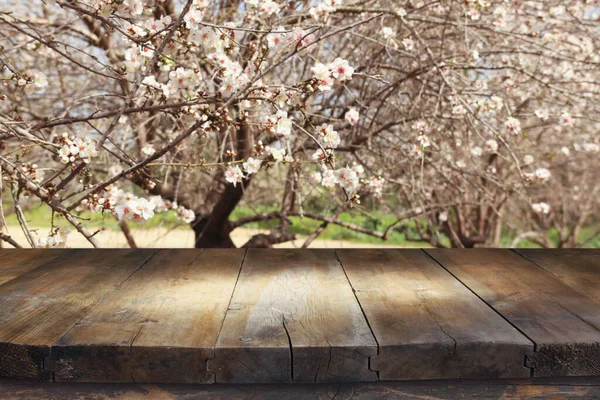 Houten tafel voor het lentebloesemboomlandschap. Product weergave en presentatie — Stockfoto