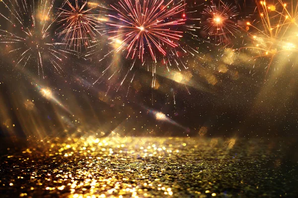 Abstrato ouro, preto e ouro brilho fundo com fogos de artifício. véspera de Natal, conceito de feriado 4 de julho — Fotografia de Stock