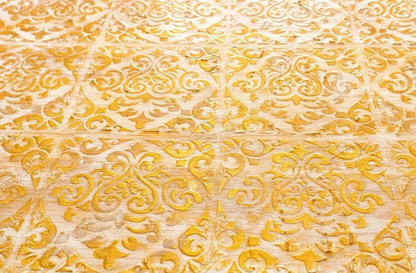 Bakgrund av kungligt guld trä vintage bakgrund med blommiga emboss detaljer — Stockfoto