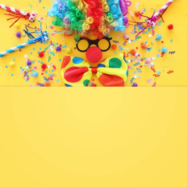 Sarı zemin üzerinde karnaval, parti ve Purim bayramı konsepti (Yahudi karnavalı bayramı)