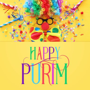 Sarı zemin üzerinde karnaval, parti ve Purim bayramı konsepti (Yahudi karnavalı bayramı)