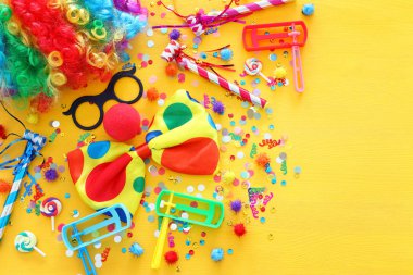 Sarı zemin üzerinde karnaval, parti ve Purim bayramı konsepti (Yahudi karnavalı bayramı)
