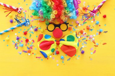 Sarı zemin üzerinde karnaval, parti ve Purim bayramı konsepti (Yahudi karnavalı bayramı)