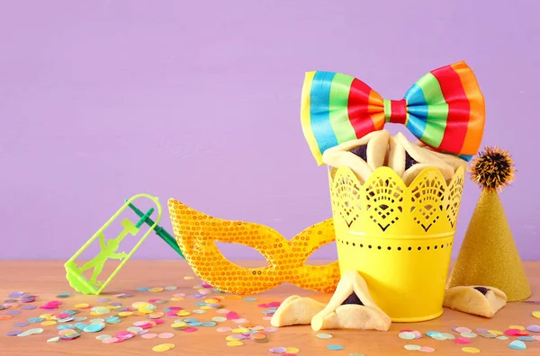 Purim viering concept (joodse carnaval vakantie) op paarse houten achtergrond — Stockfoto