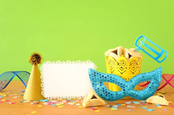 Conceito de celebração Purim (feriado de carnaval judaico) sobre fundo de madeira verde — Fotografia de Stock