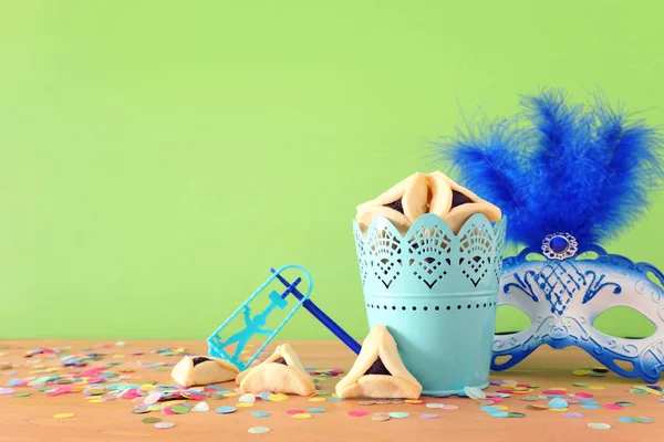 Purim concepto de celebración (fiesta de carnaval judío) sobre fondo de madera verde —  Fotos de Stock