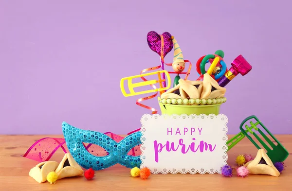 Purim concepto de celebración (fiesta de carnaval judío) sobre fondo de madera púrpura — Foto de Stock