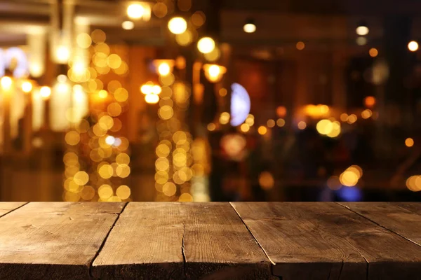 Fond Image de table en bois devant les lumières abstraites floues du restaurant — Photo