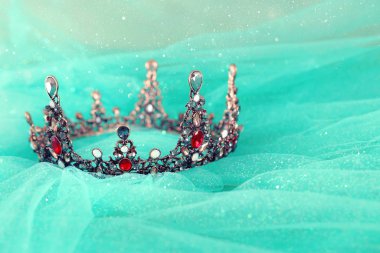 Antika tül naneli şifon elbise ve taç. Düğün konsepti.