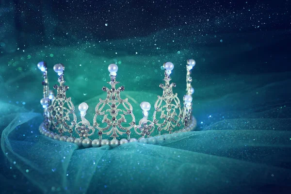 ヴィンテージチュールミントシフォンドレスと輝く真珠とダイヤモンドティアラ。結婚式のコンセプト. — ストック写真