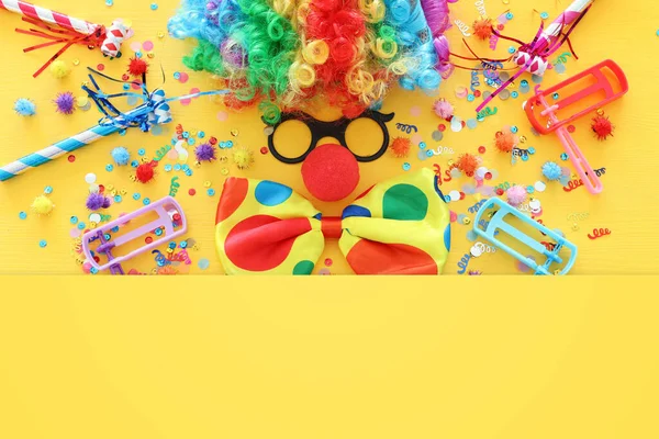 Carnaval, festa e conceito de celebração Purim (feriado de carnaval judaico) sobre fundo amarelo — Fotografia de Stock