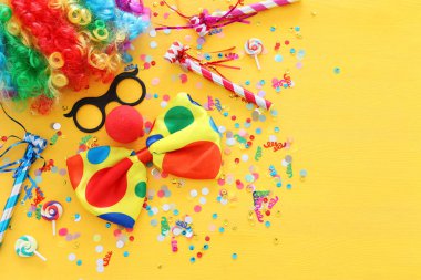 Sarı zemin üzerinde karnaval, parti ve Purim bayramı konsepti (Yahudi karnavalı bayramı)
