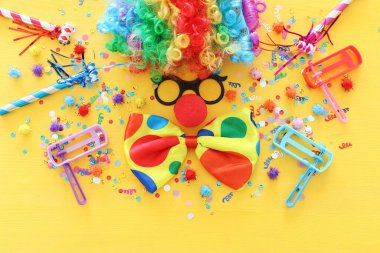 Sarı zemin üzerinde karnaval, parti ve Purim bayramı konsepti (Yahudi karnavalı bayramı)
