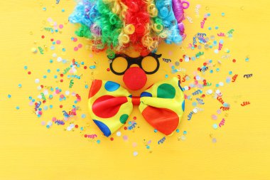 Sarı zemin üzerinde karnaval, parti ve Purim bayramı konsepti (Yahudi karnavalı bayramı)