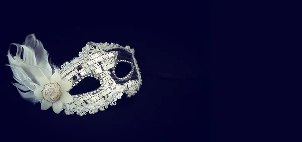 Zdjęcie eleganckich i delikatnych cekinów srebrnych Wenecka maska na ciemnym tle brokatu — Zdjęcie stockowe