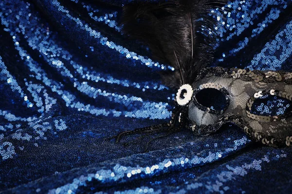 Fénykép elegáns és finom fekete velencei maszk felett sötét flitterek szövet háttér — Stock Fotó