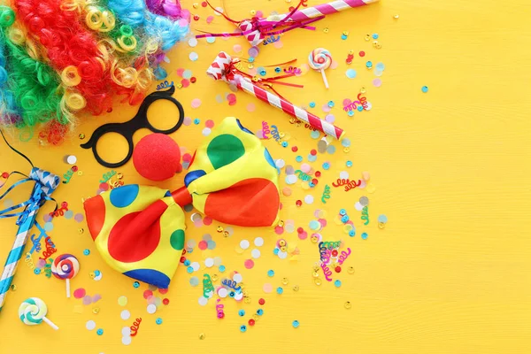Karnevál, party és purim ünnep koncepció (zsidó karnevál ünnep) sárga háttér — Stock Fotó