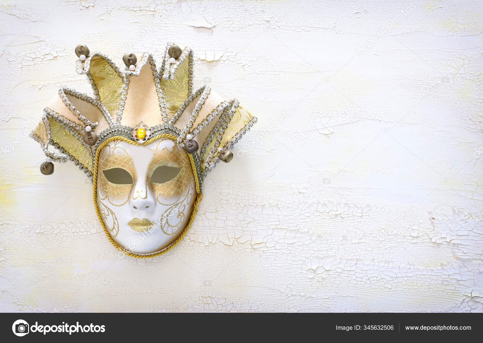 Elegant Venetiaans masker over oud wit hout ⬇ Stockfoto, foto door © #345632506