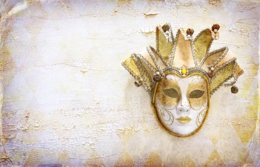 Zarif geleneksel Venedik maskesi sıkıntılı eski beyaz ahşap arka planda