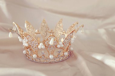 Beyaz, narin ipekten yapılmış eski bir taç. Düğün konsepti.