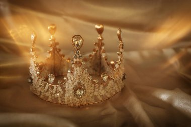 Beyaz, narin ipekten yapılmış eski bir taç. Düğün konsepti.