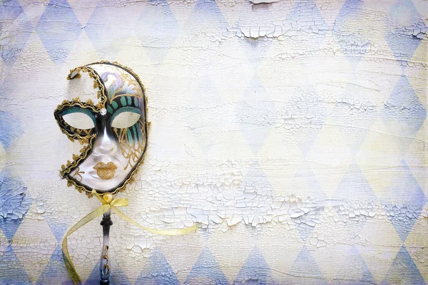 Elegante tradicional venetian máscara sobre afligido velho branco fundo de madeira — Fotografia de Stock