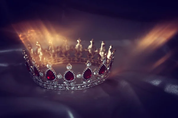 Vintage tiara fehér finom selyem felett. Esküvői koncepció. — Stock Fotó