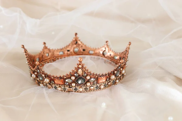 Vintage tiara fehér finom selyem felett. Esküvői koncepció. — Stock Fotó