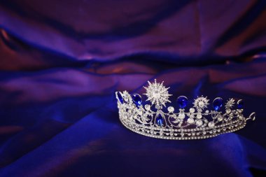 Koyu mor ipekten daha kaliteli bir taç. fantezi ortaçağ dönemi