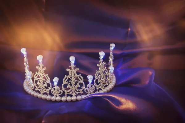 Coroa Vintage Sobre Seda Delicada Roxo Real Escuro Período Medieval — Fotografia de Stock