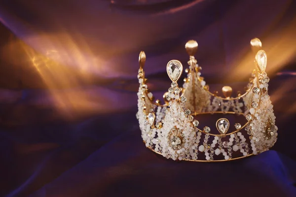 古老的皇冠盖过黑暗的皇家紫色精致丝绸 幻想中世纪时期 — 图库照片