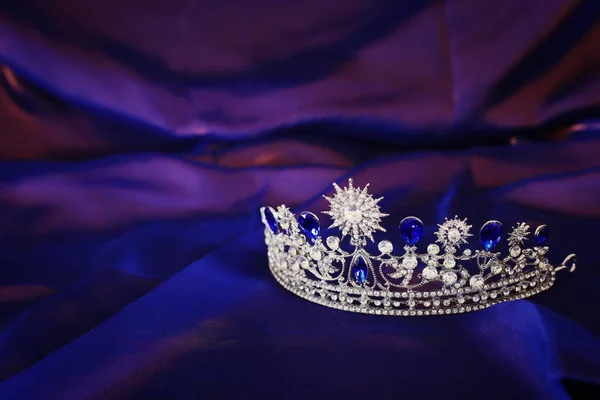 Couronne Vintage Sur Soie Délicate Violet Royal Foncé Fantaisie Période — Photo