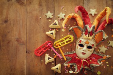 Ahşap arka planda Purim bayramı konsepti (Yahudi karnavalı tatili). Üst manzara, düz uzanma