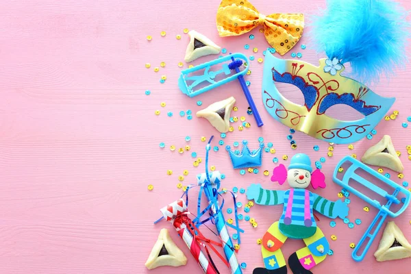 Conceito Celebração Purim Feriado Carnaval Judaico Sobre Fundo Rosa Madeira — Fotografia de Stock