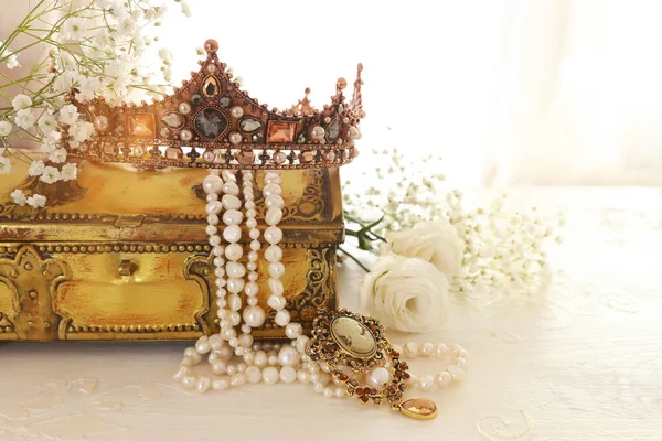 Couronne Vintage Boîte Bijoux Antique Collier Perles Concept Mariage Feu — Photo