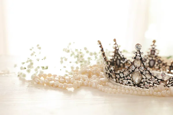 ヴィンテージクラウンと真珠のネックレス 結婚式のコンセプト バックライト — ストック写真