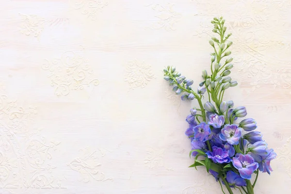 Foråret Buket Blå Blomster Hvid Vintage Træ Baggrund Øverste Udsigt - Stock-foto