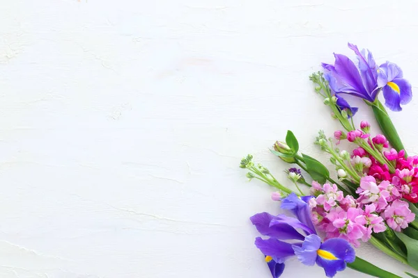 Lente Boeket Van Roze Paarse Bloemen Witte Vintage Houten Achtergrond — Stockfoto