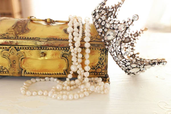 Vintage Crown Antique Jewellery Box Pearls Necklace Wedding Concept Back — Stock Photo, Image