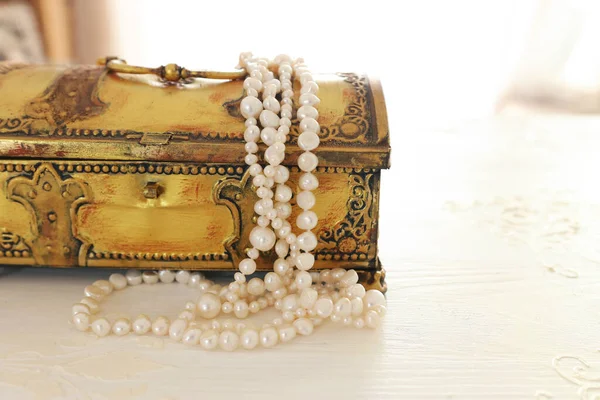 ヴィンテージアンティークジュエリーボックスと真珠のネックレス 結婚式のコンセプト バックライト — ストック写真
