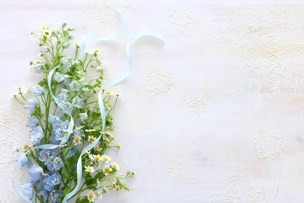 Frühlingsstrauß Aus Weißen Und Blauen Blumen Über Weißem Vintage Holzhintergrund — Stockfoto